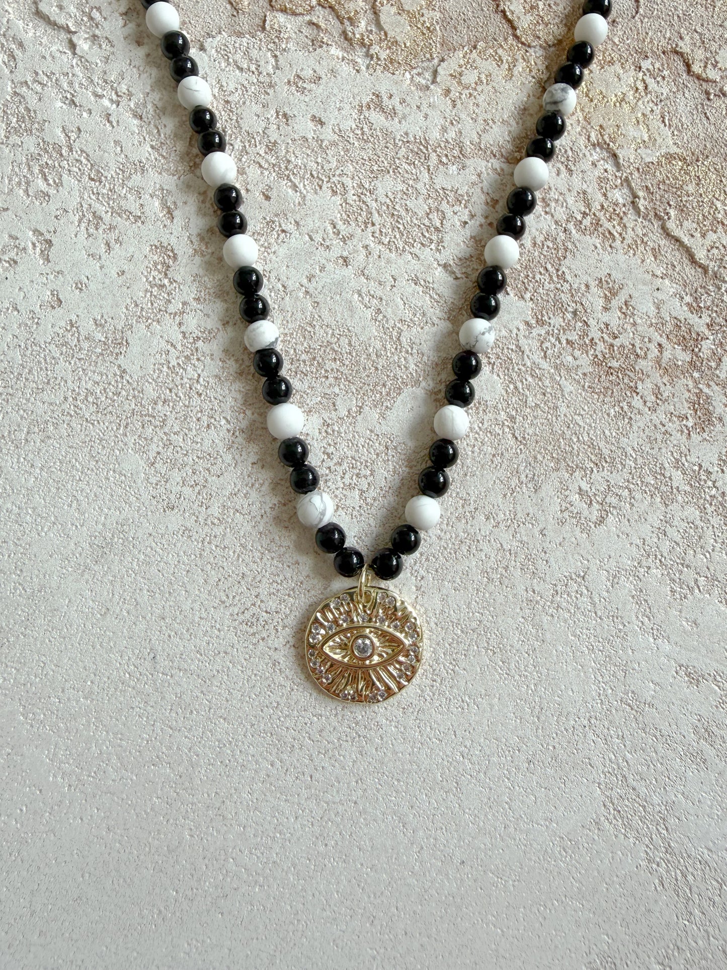 Necklace ONYX, HOWLITE